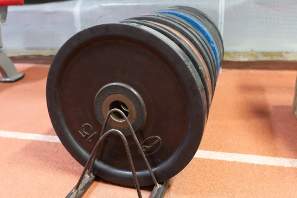 Крупный план блина для штанги в зале Vault Gym Гомель