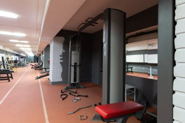 Зона со скамьями и тренажерами Vault Gym Гомель