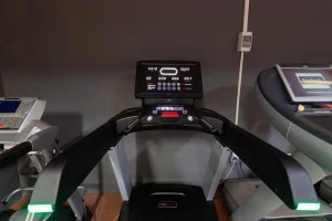 Беговая дорожка в кардио-зоне Vault Gym