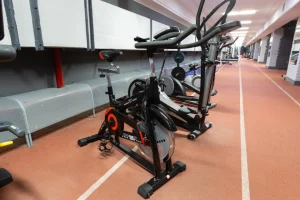 Велотренажер с дисплеем в зале Vault Gym Гомель