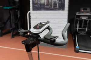 Эллиптический тренажер крупным планом Vault Gym