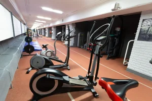 Зона с эллиптическими тренажерами в Vault Gym Гомель