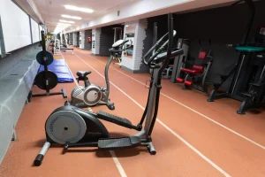 Эллиптический тренажер (орбитрек) в кардио-зоне Vault Gym