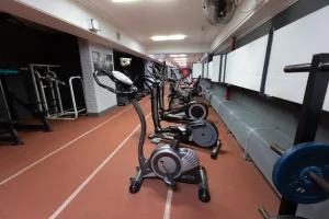 Велотренажер в зале Vault Gym