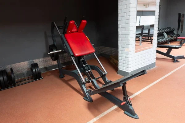 Станок для жима ногами с красной обивкой Vault Gym