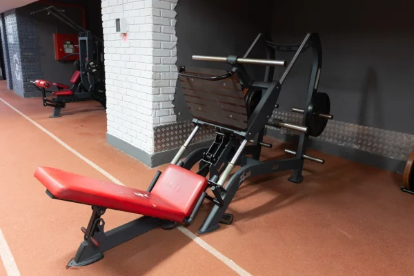 Тренажер для жима ногами под углом в зале Vault Gym Гомель