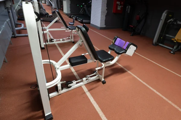 Тренажер для сведения/разведения ног в Vault Gym Гомель