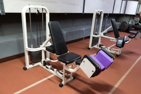 Тренажер для сведения/разведения ног в Vault Gym Гомель