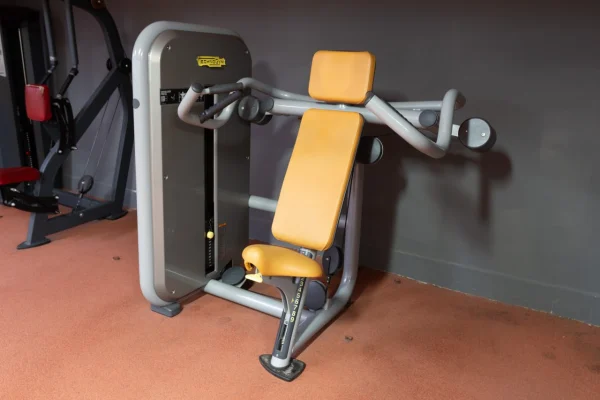 Тренажер для плеч сидя в зале Vault Gym