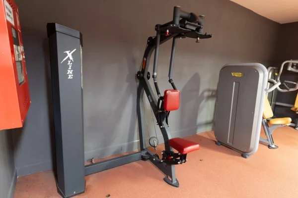 Блочный тренажер кроссовер в тренажерном зале Vault Gym