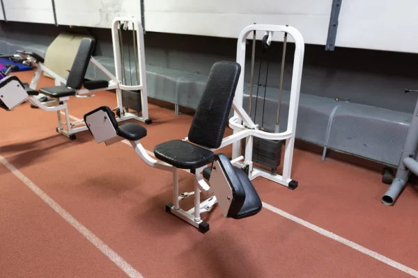 Тренажер для сведения и разведения ног в зале Vault Gym Гомель